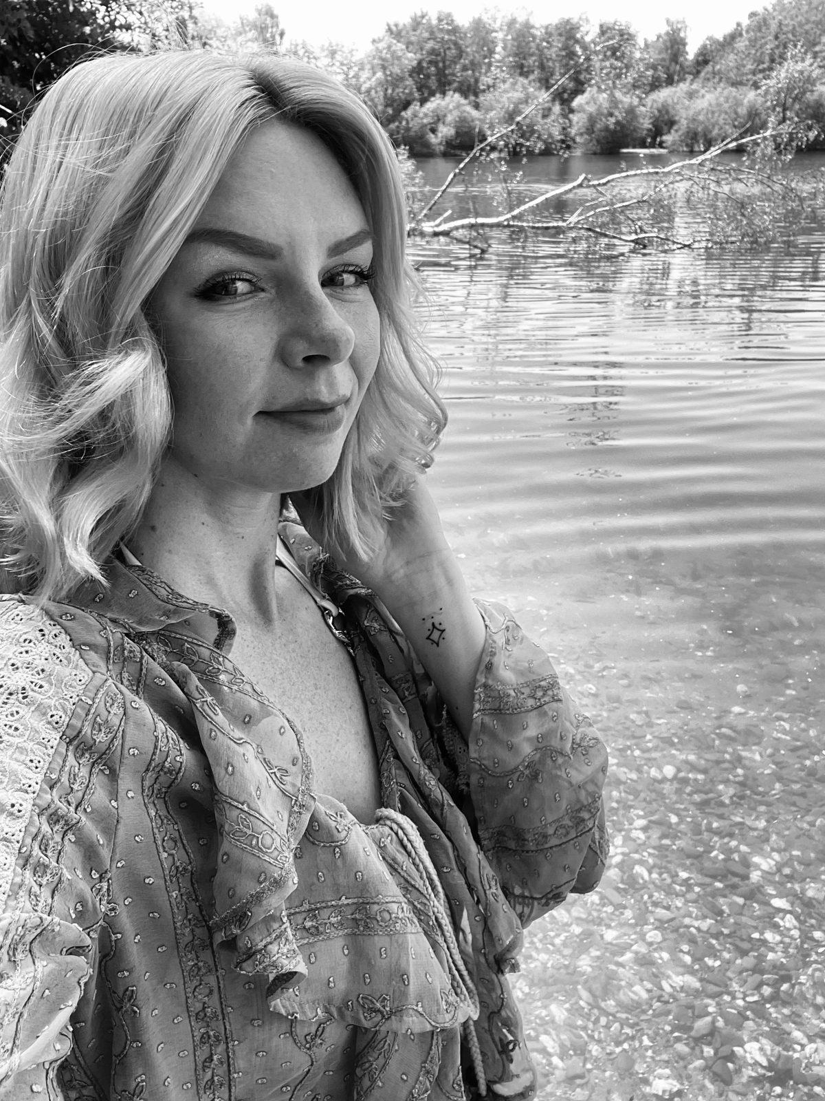 Daria Pfeiffer am Ufer eines Sees, Schwarzweiß